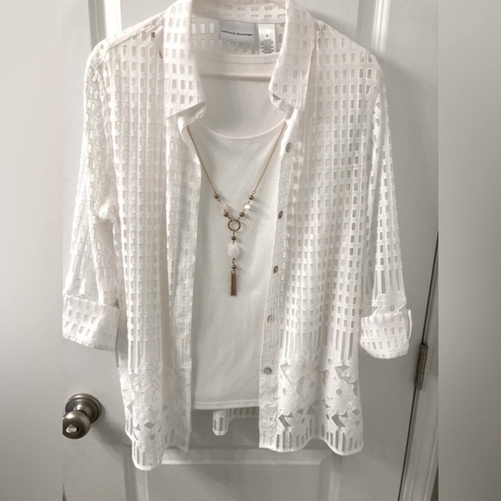 Alfred Dunner 3 pc blouse with sleeveless shell and removable gold necklace.